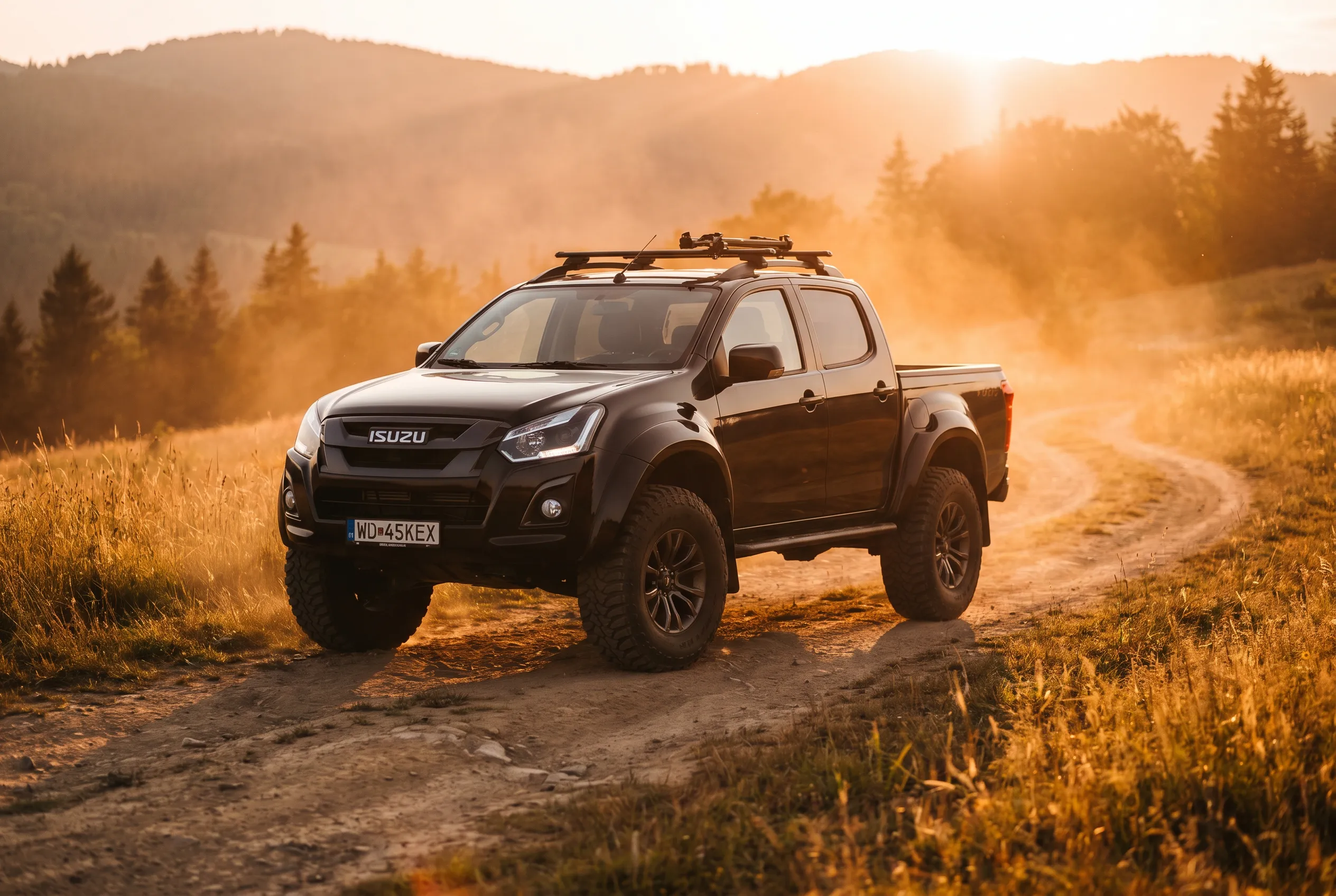 Höhergelegter schwarzer Isuzu D-Max von Michaelis Tuning im Gelände
